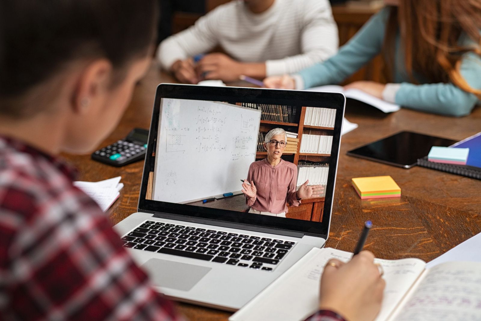 Laptop cho sinh viên quản trị kinh doanh giúp tìm kiếm và học hỏi thêm những kiến thức mới